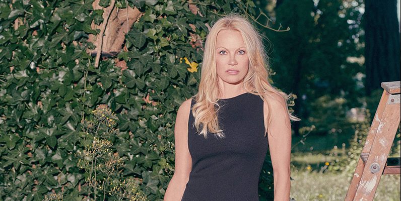 pamela-anderson-opens-her-beach-house-for-aritzia’s-fall-2023 campaign