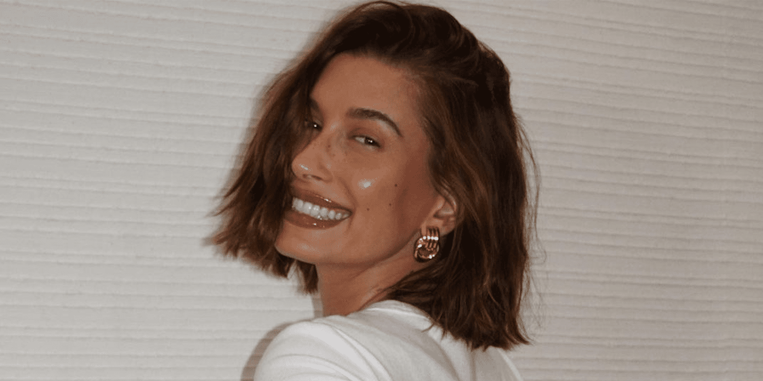 hailey-bieber-just-debuted-“cinnamon-cookie-butter”-hair,-and-it’s-perfect-for-fall