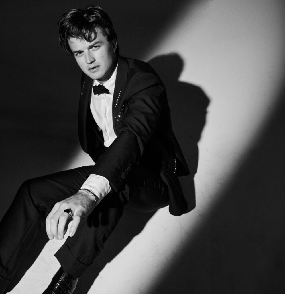 Weekend. Joe Joe Keery Makes Himself at Home - Smudge Report