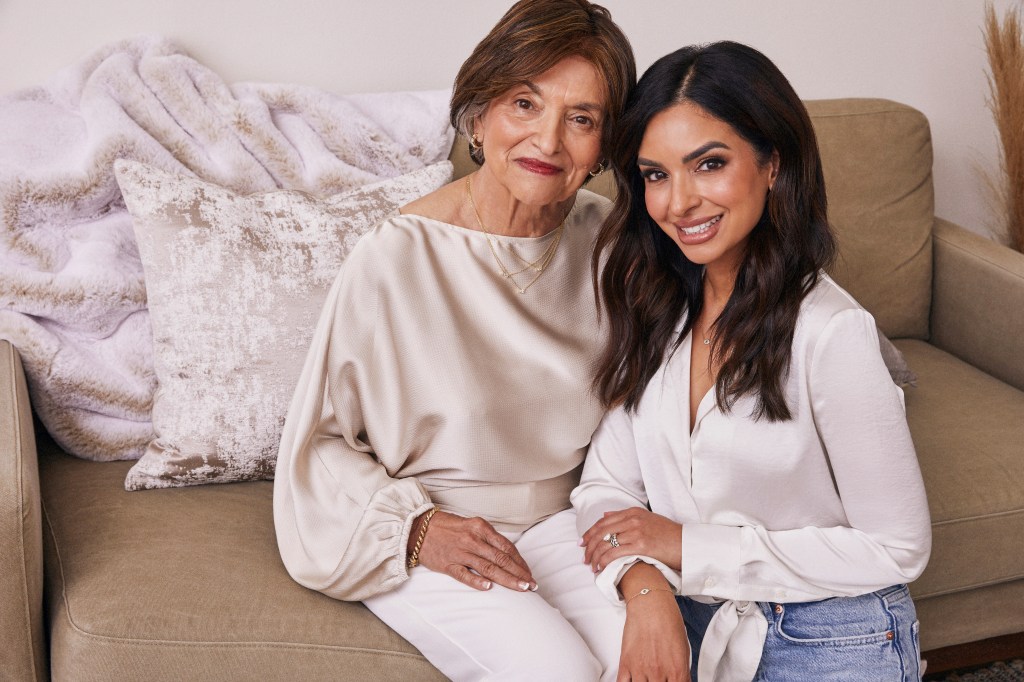 kendra-scott-collaborates-with-nasreen-shahi-for-breast-cancer collection