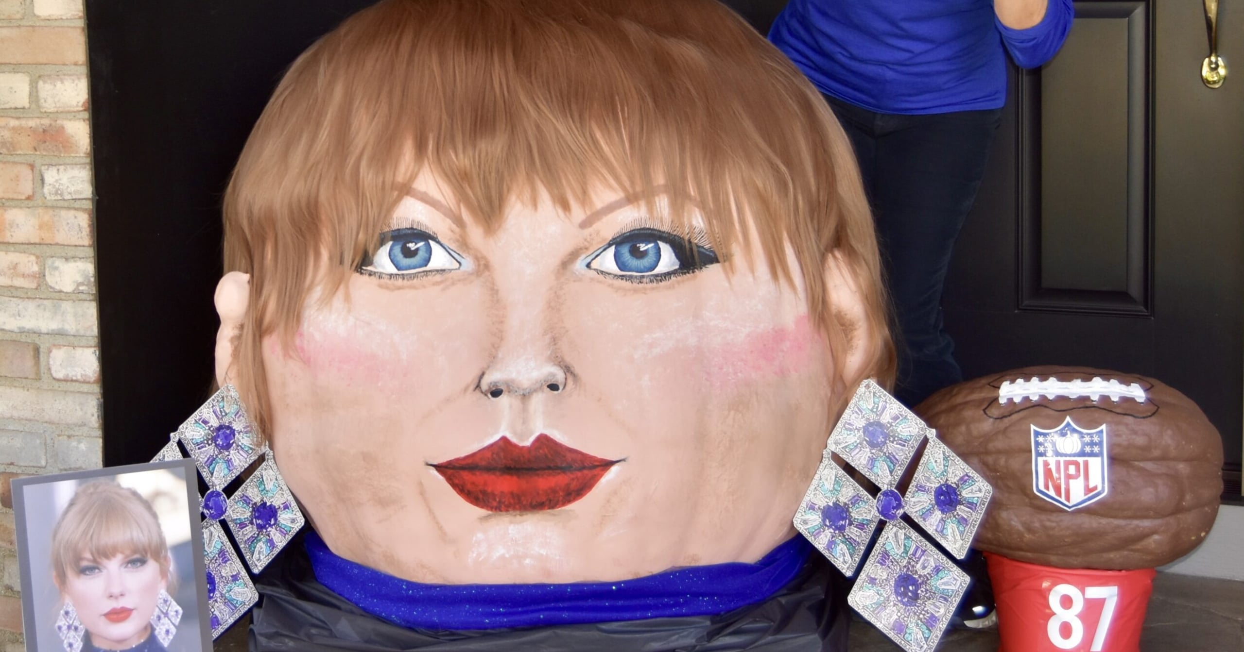 the-artist-behind-the-400-lb.-taylor-swift-pumpkin-is-out-to-“pumpkinize”-the-world