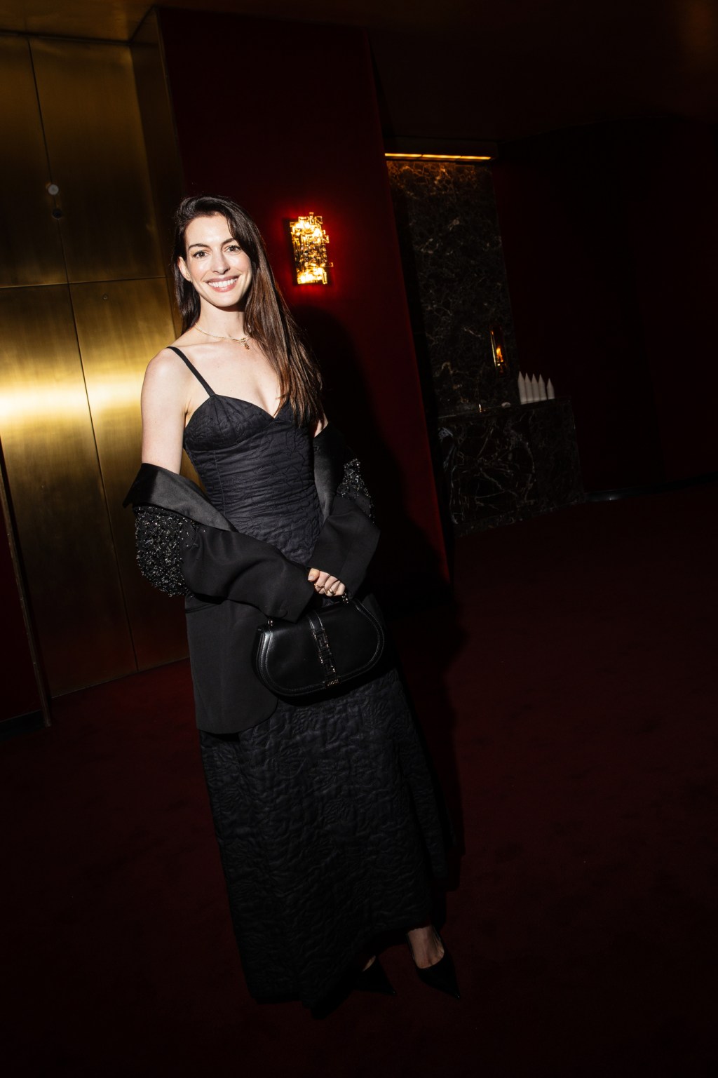 anne-hathaway-to-host-cfdas,-aeo-goes-big,-lola-tung-fronts-coach’s holiday
