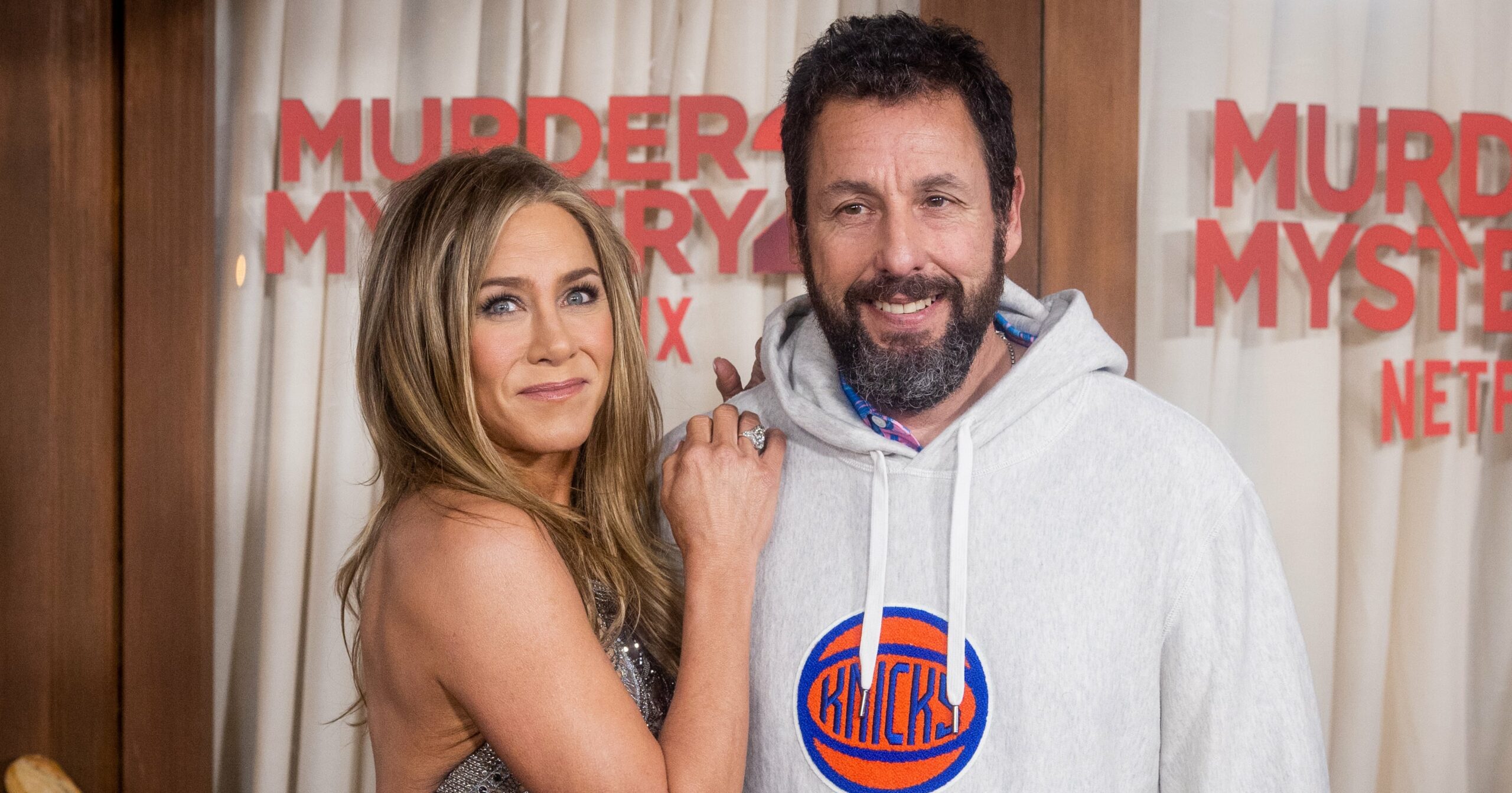 a-look-back-at-jennifer-aniston-and-adam-sandler’s-decades-long-friendship,-in-photos