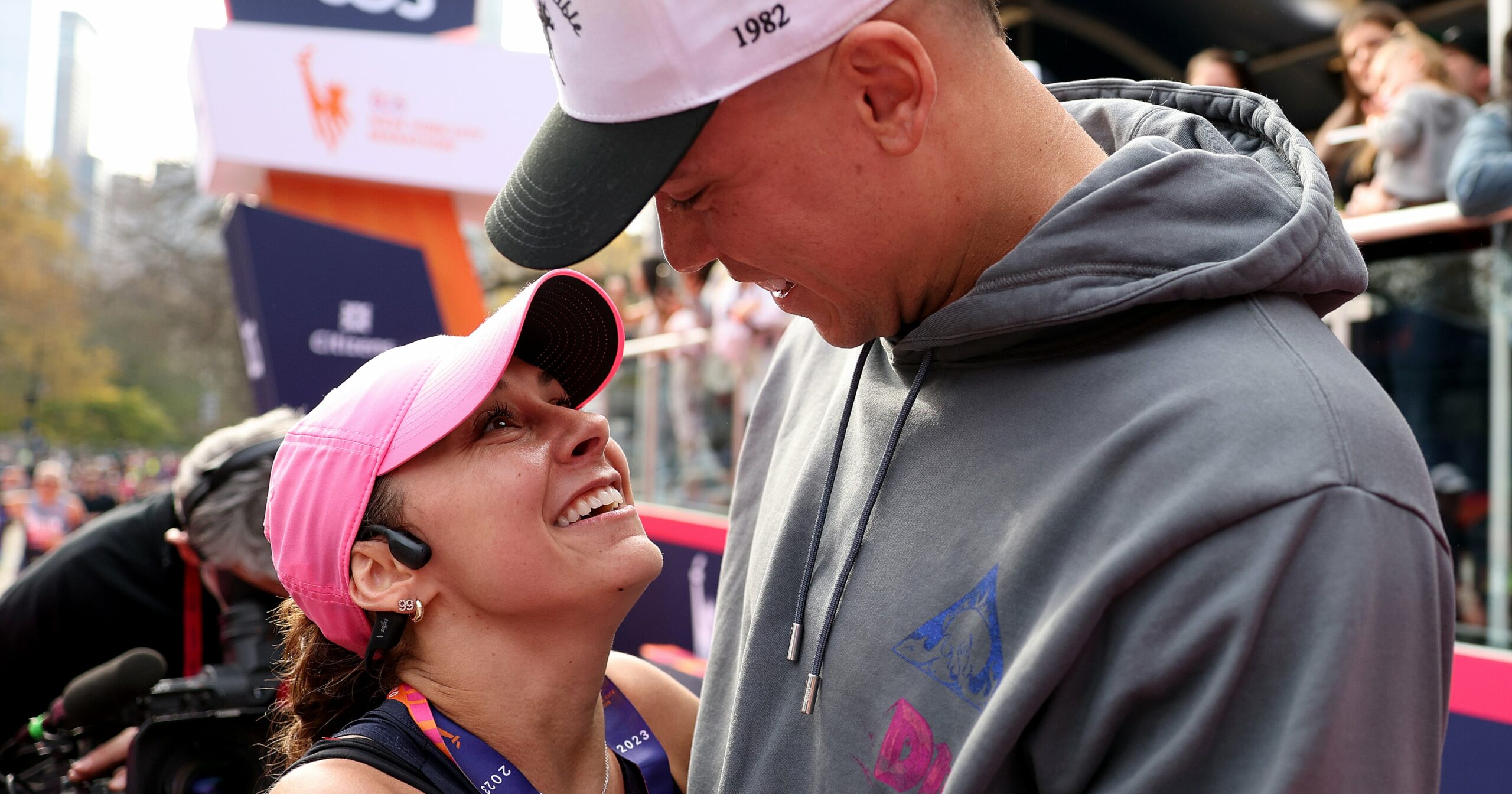these-photos-of-aaron-judge-supporting-samantha-bracksieck-at-the-nyc-marathon-will-make-you-melt