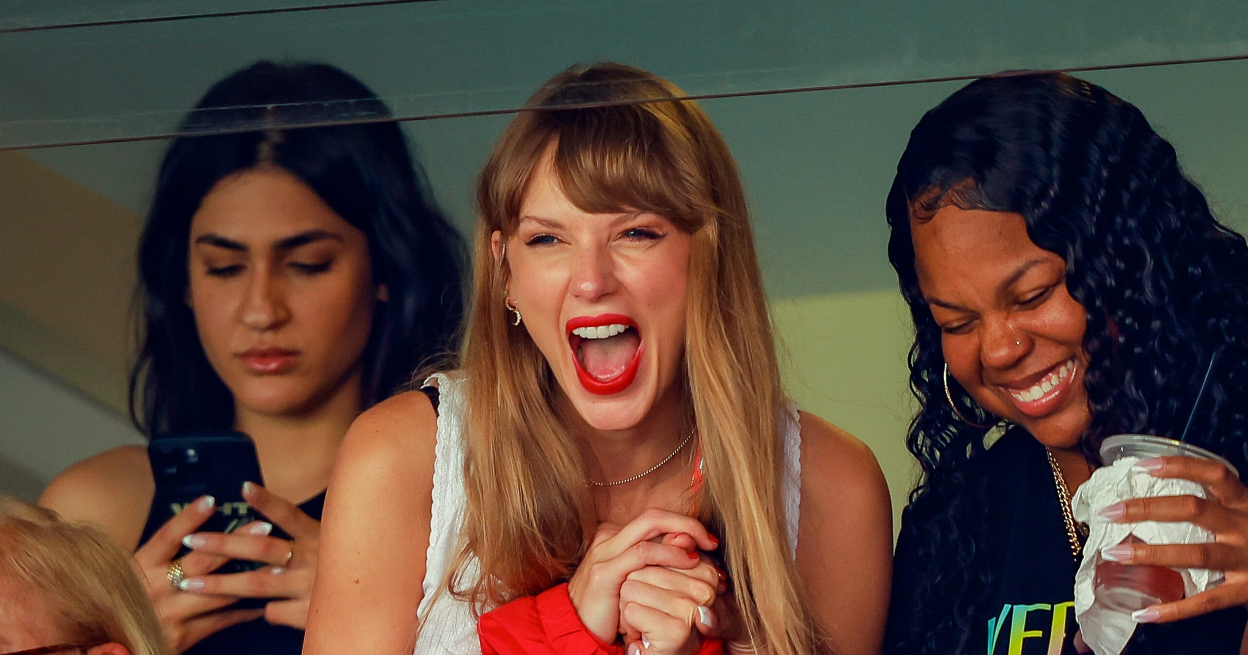 finally,-the-answer-to-what-red-lipstick-taylor-swift-is-always-wearing