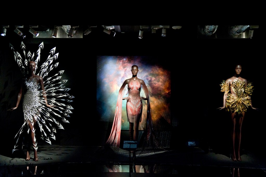 iris-van-herpen-exhibition-blends-art-and science