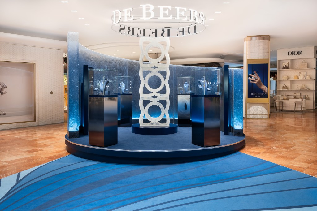 de-beers-pops-up-at-galeries-lafayette-for-the holidays