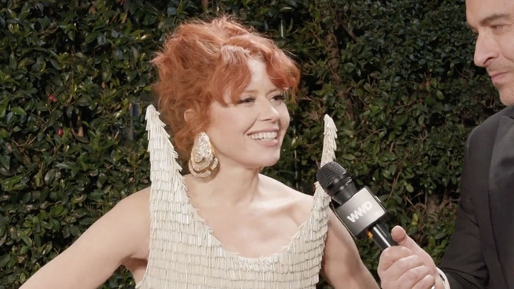 wwd-eye-on-the-golden-globes-red-carpet-with-natasha lyonne