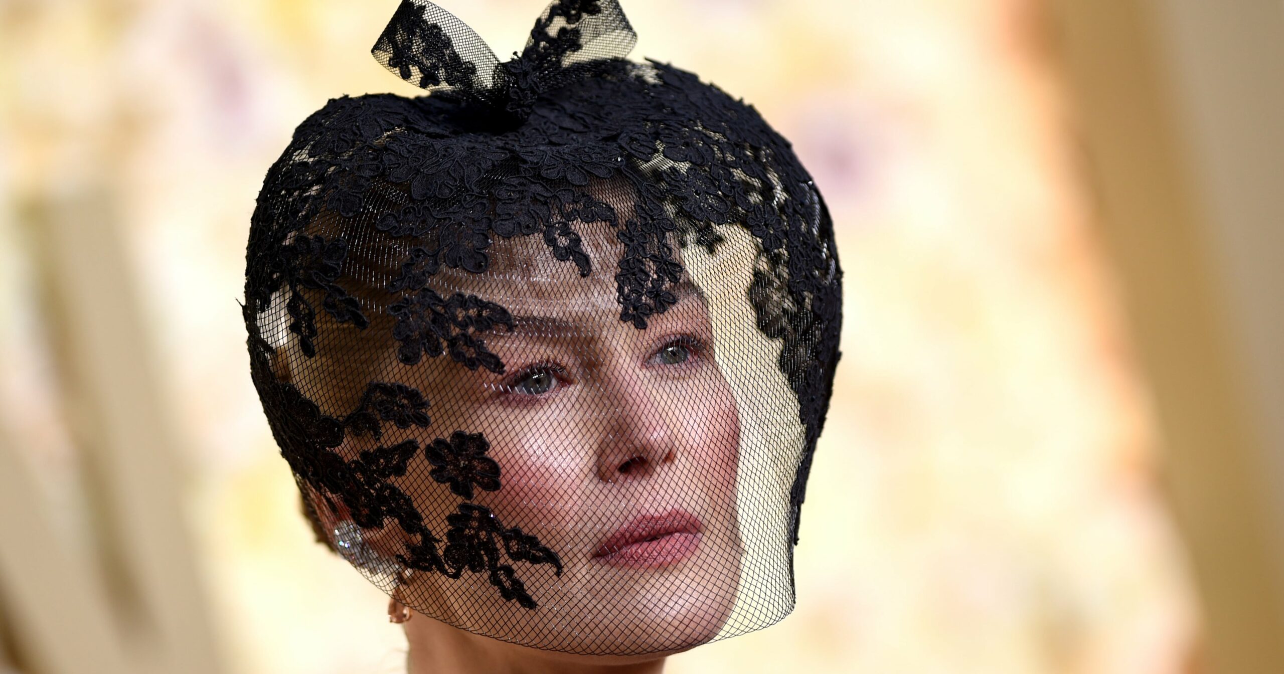 the-real-reason-behind-rosamund-pike’s-veil-at-the-golden-globes