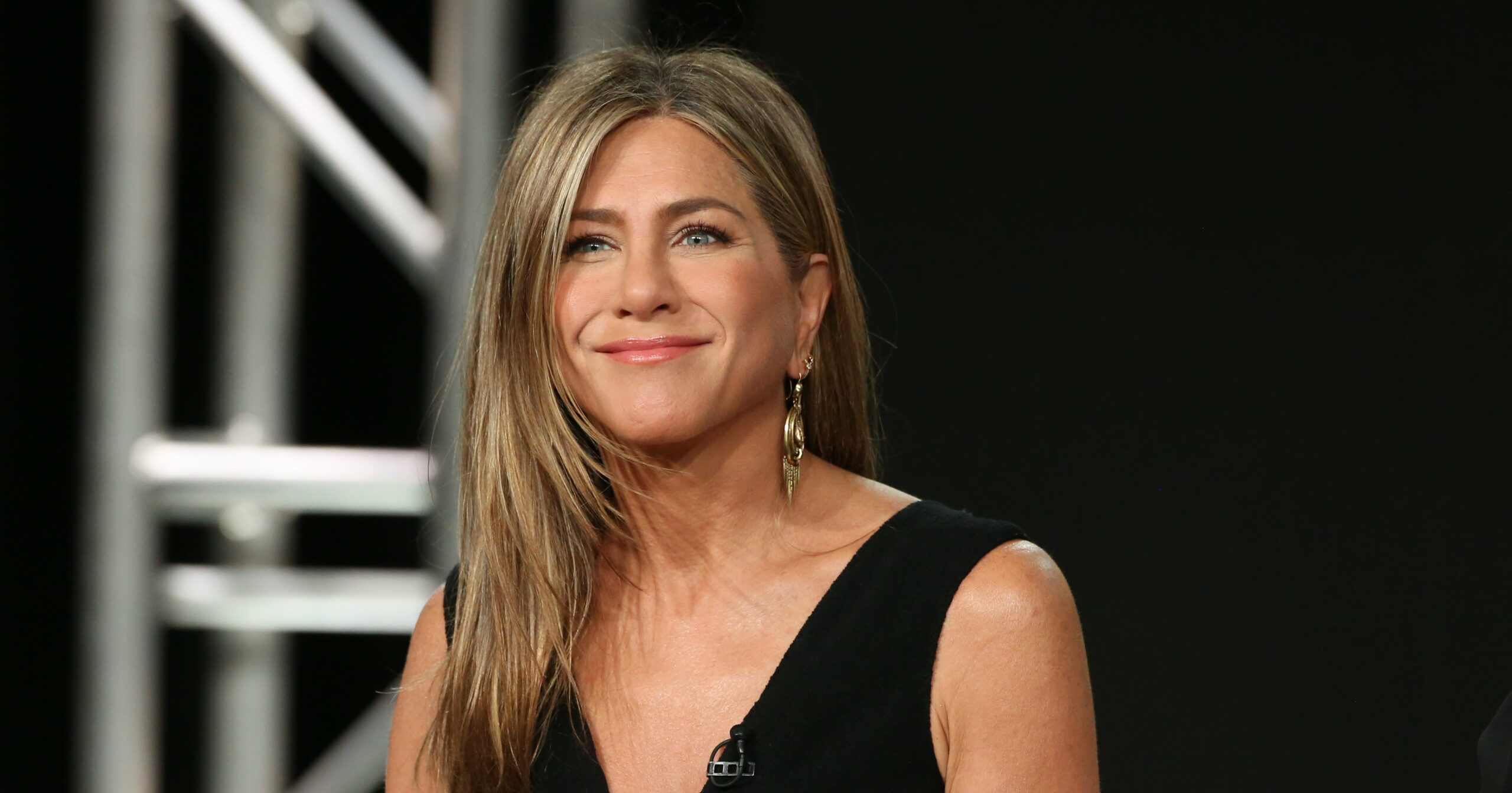 jennifer-aniston’s-new-haircut-brings-back-the-iconic-“rachel”-style