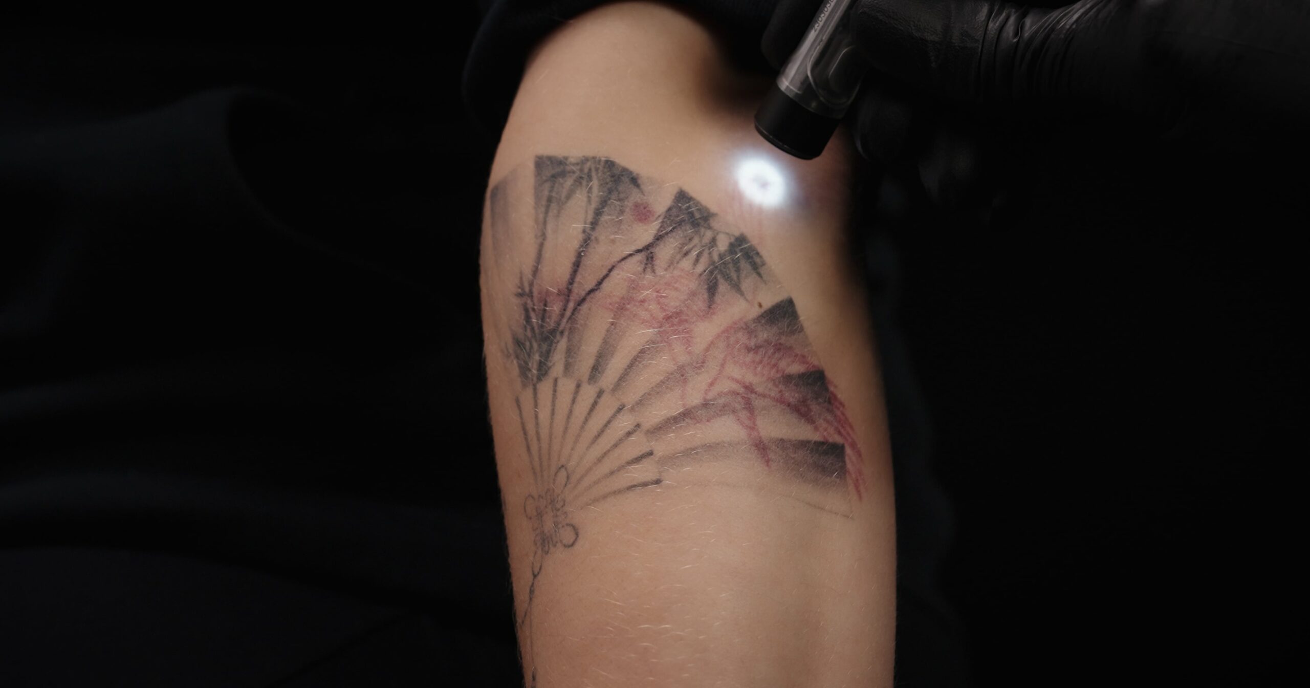 light-activated-“magic-ink”-is-the-future-of-tattooing