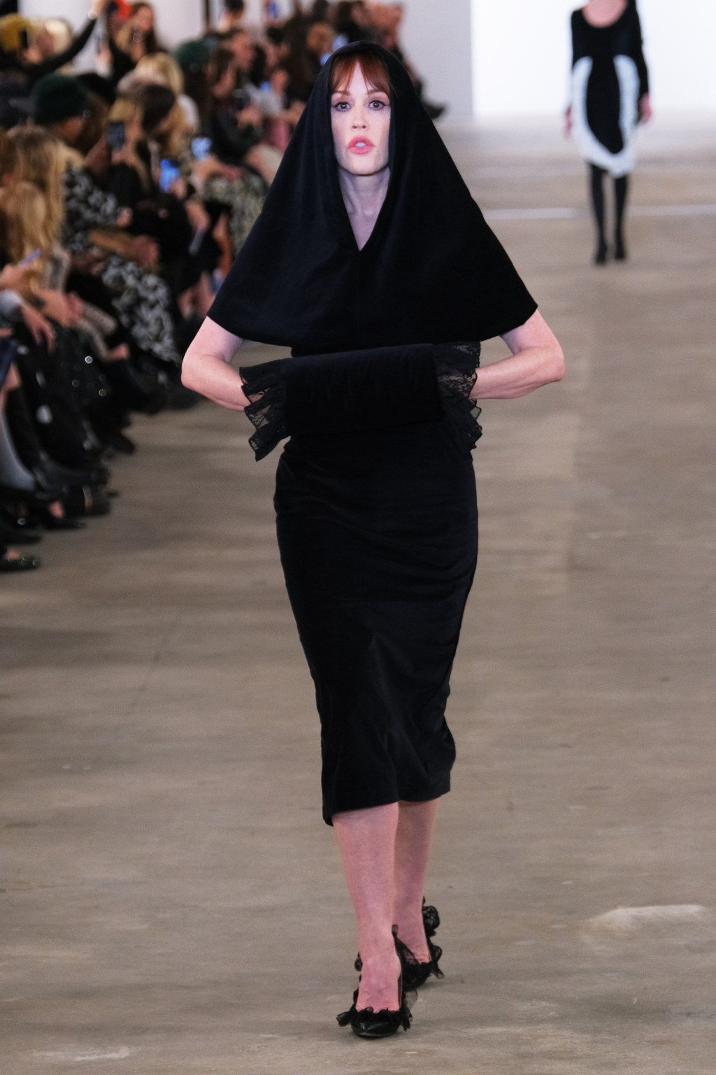 batsheva-fall-2024-ready-to-wear:-molly-ringwald-the-ringleader-of-a-gorgeous-over-40-runway cast