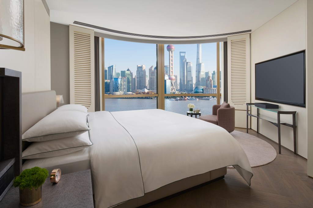 shanghai-hotspot:-a-legendary-hotel-with-skyline-views-is-revitalized-with regent