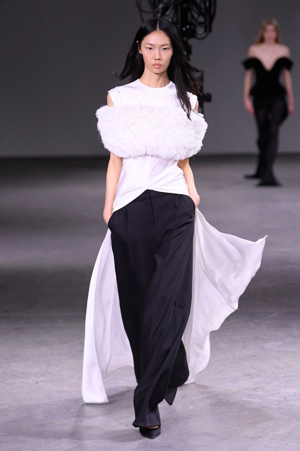 david-koma-fall-2024-ready-to-wear:-swans,-divas-and dance