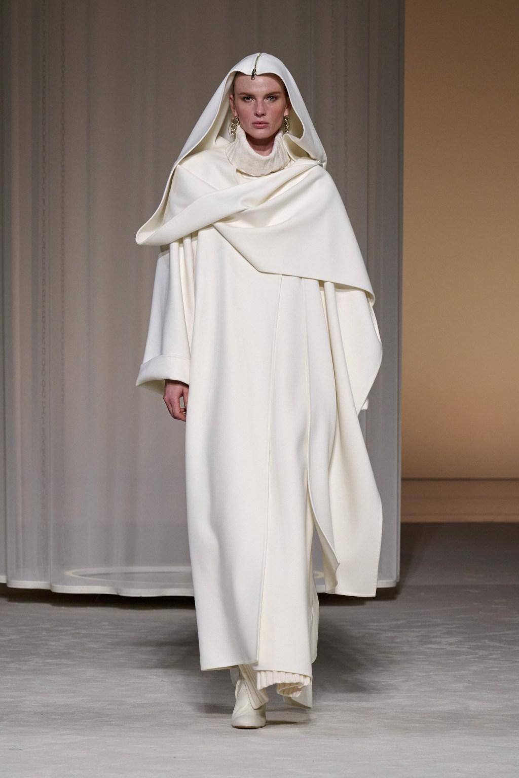 laura-biagiotti-fall-2024-ready-to-wear:-revisiting-brand-staples-cashmere,-white-and rome