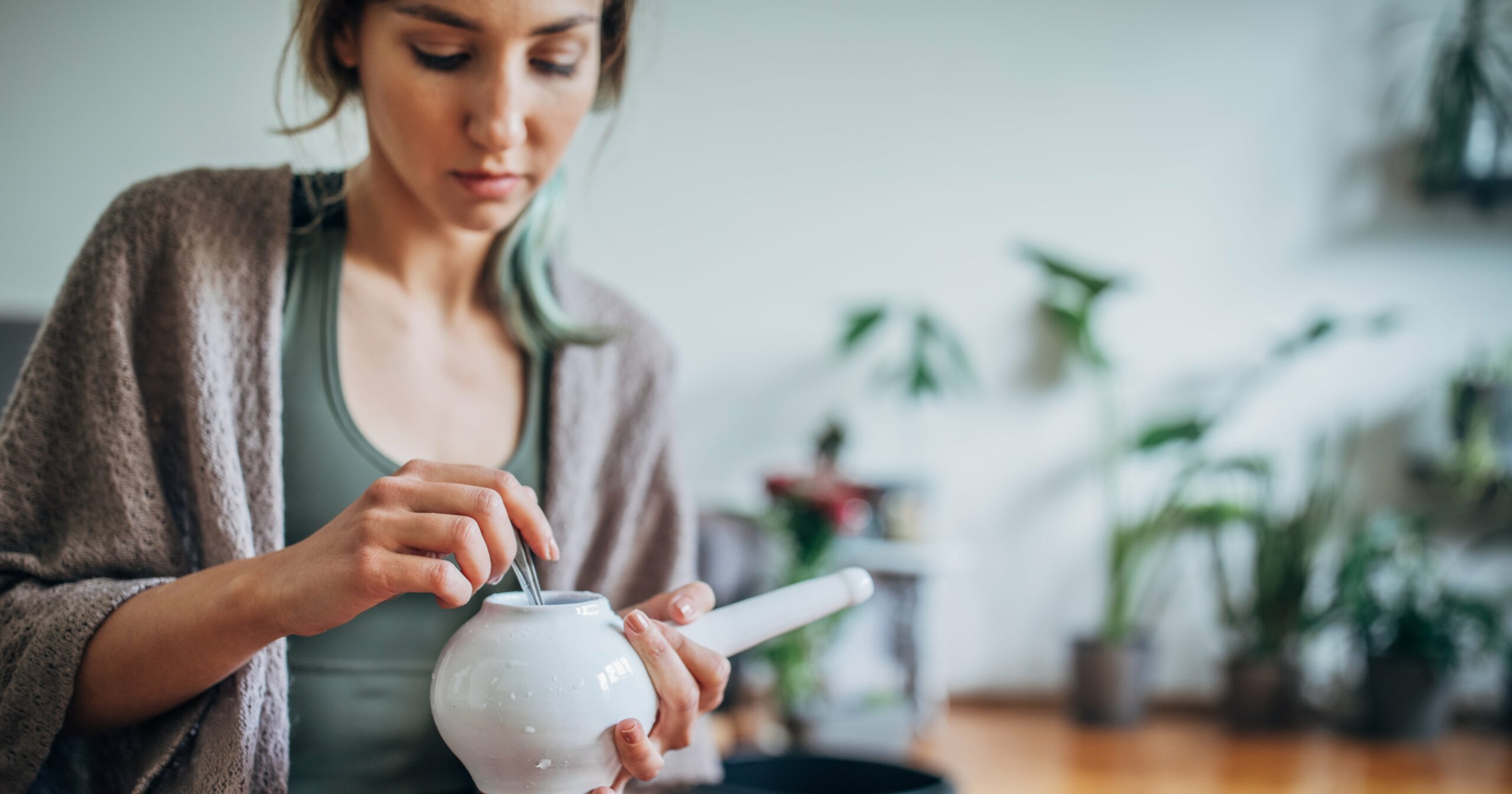 how-to-use-a-neti-pot-the-right-way,-according-to-mds