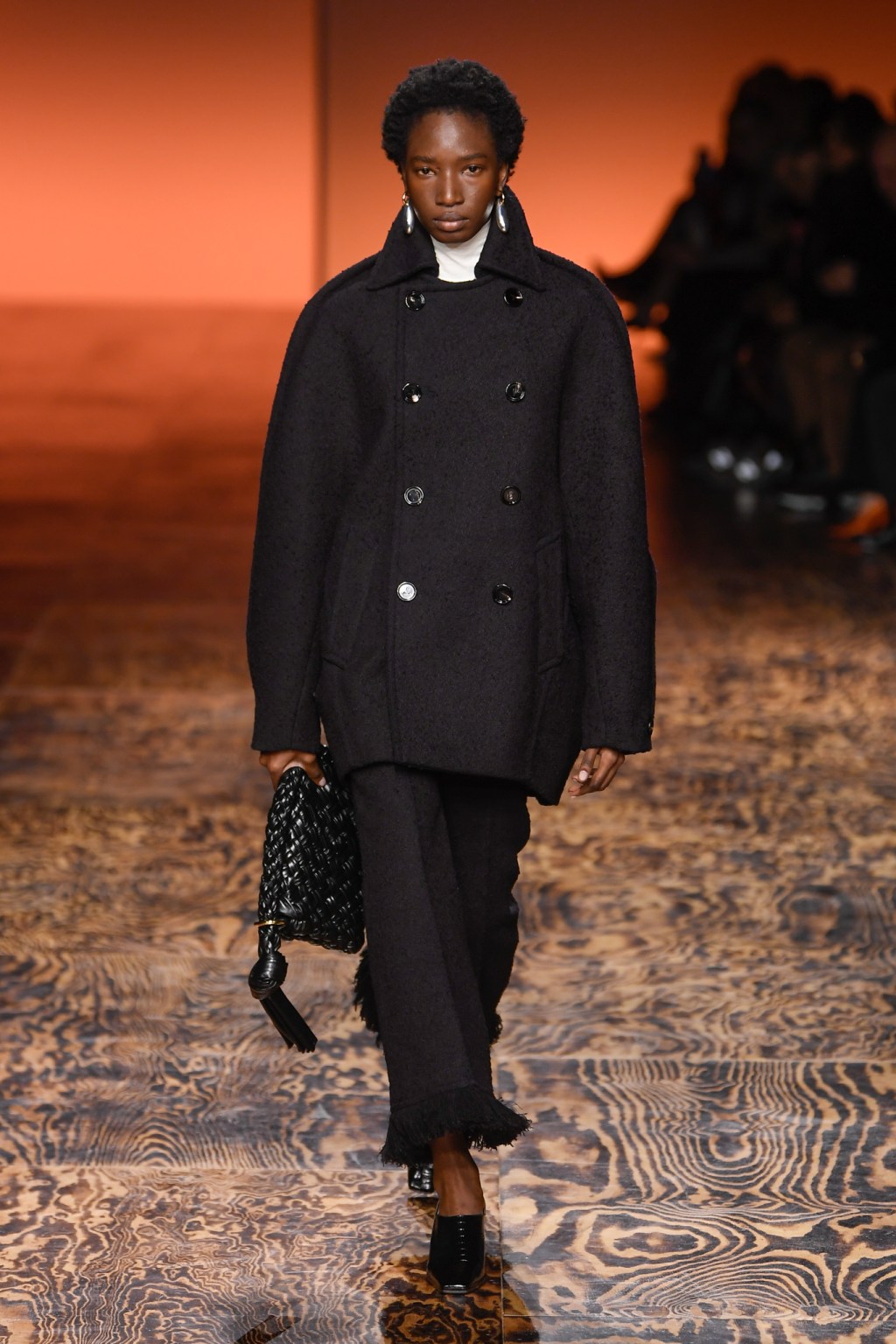 bottega-veneta-fall-2024-ready-to-wear:-making-the-ordinary-‘monumental’