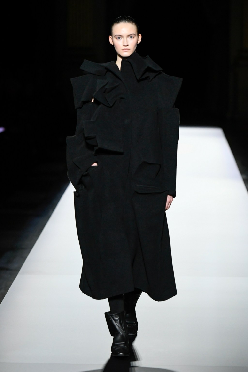 yohji-yamamoto-fall-2024-ready-to-wear:-a-seamless-parable-on cubism