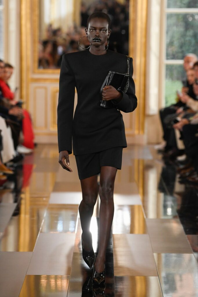 valentino-fall-2024-ready-to-wear:-black-is back