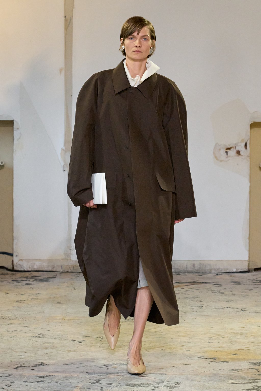 carven-fall-2024-ready-to-wear:-woman-dressing women