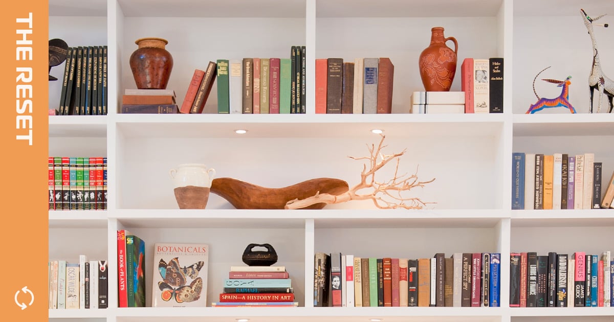 how-to-get-the-“bookshelf-wealth”-look,-according-to-an-interior-designer