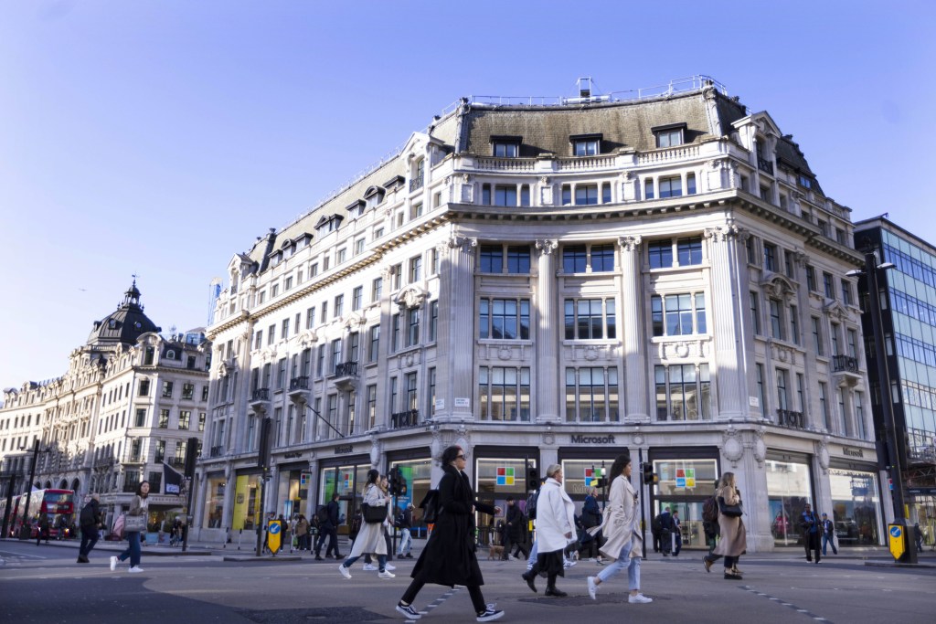 london’s-oxford-street-is-generating-cash-for-the-whole neighborhood