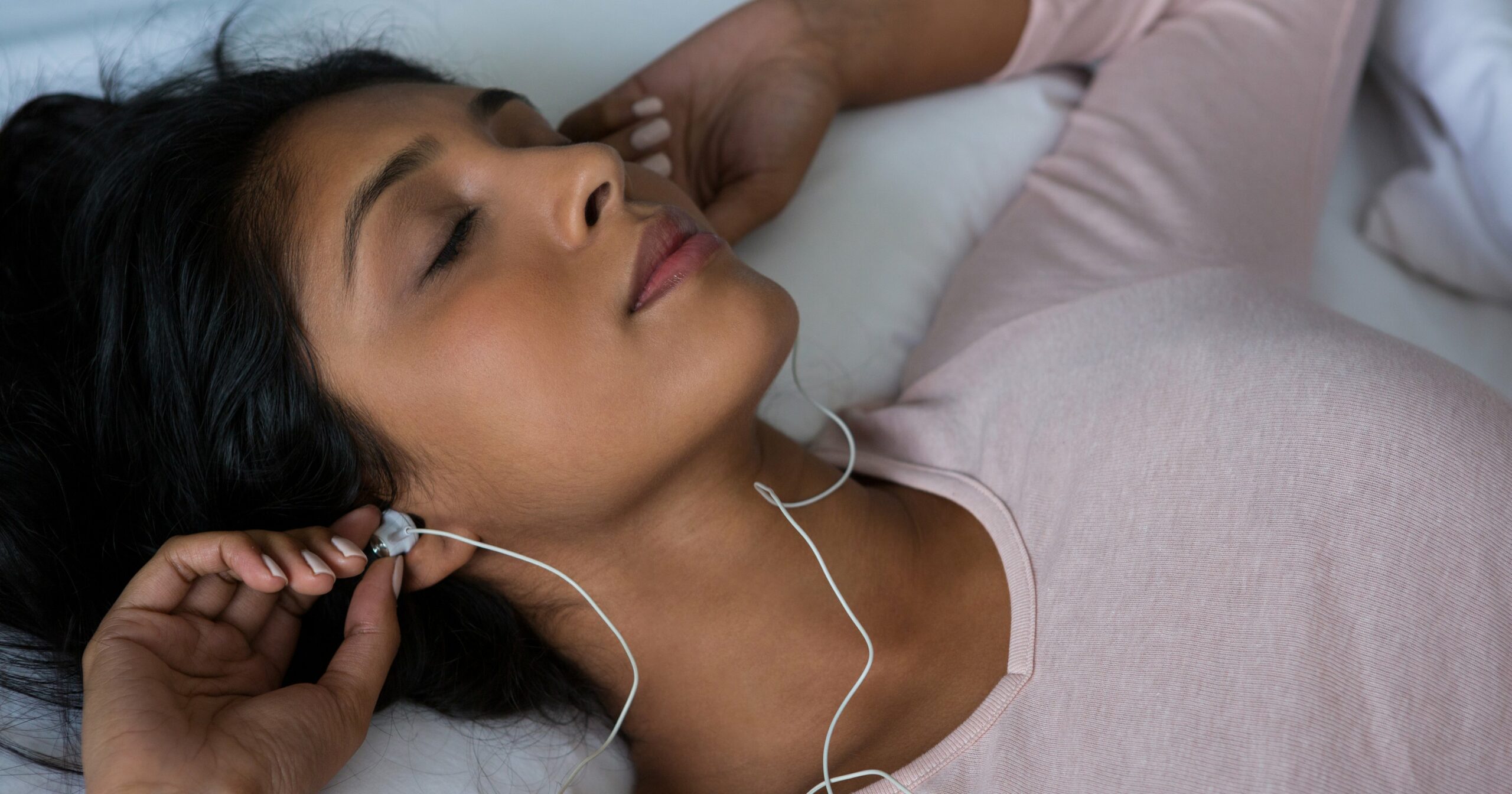 the-11-best-songs-to-add-to-your-sleep-playlist-(according-to-science)