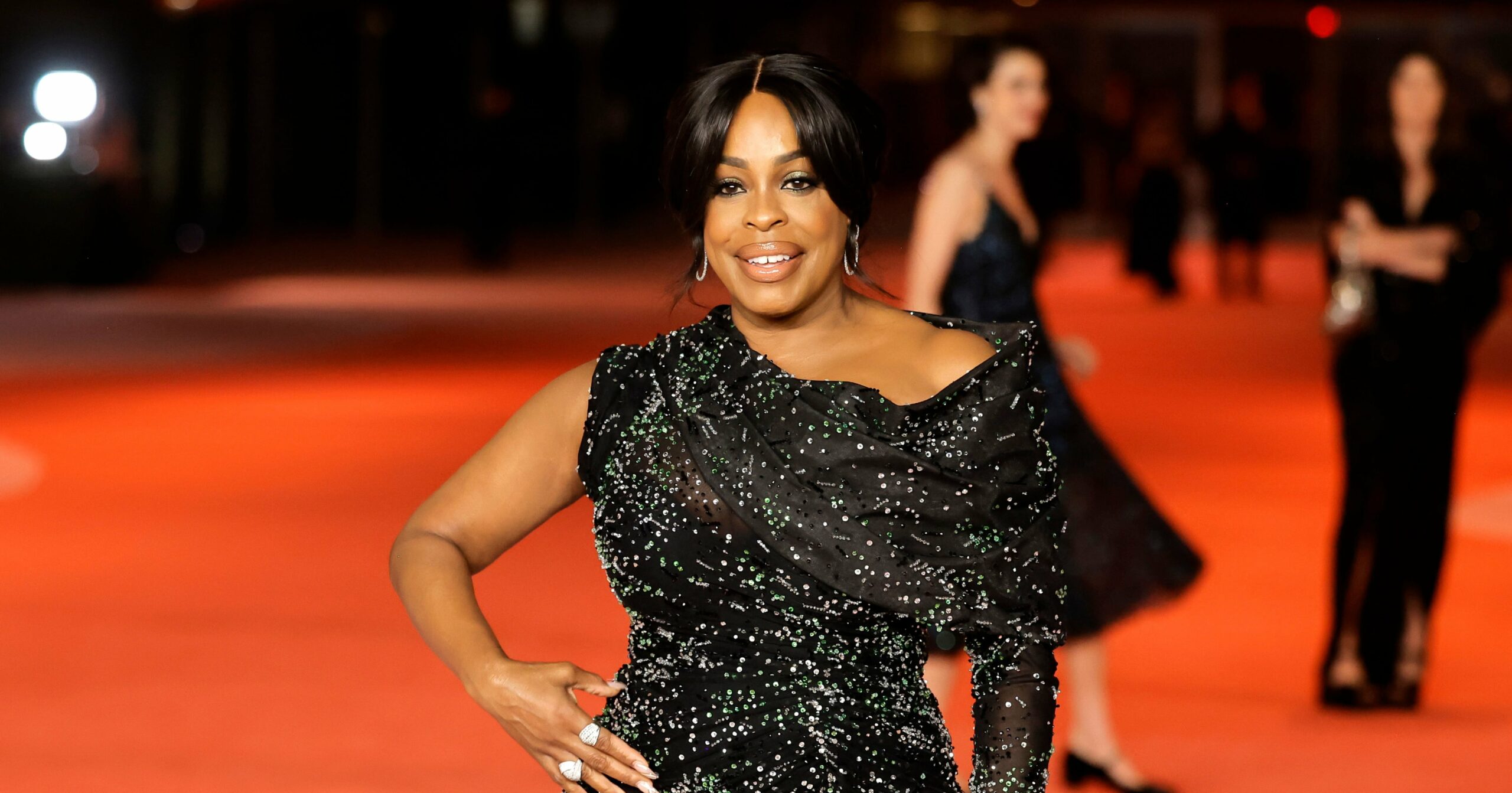 niecy-nash-betts-talks-menopause,-hot-flashes,-and-the-power-of-skinny-dipping