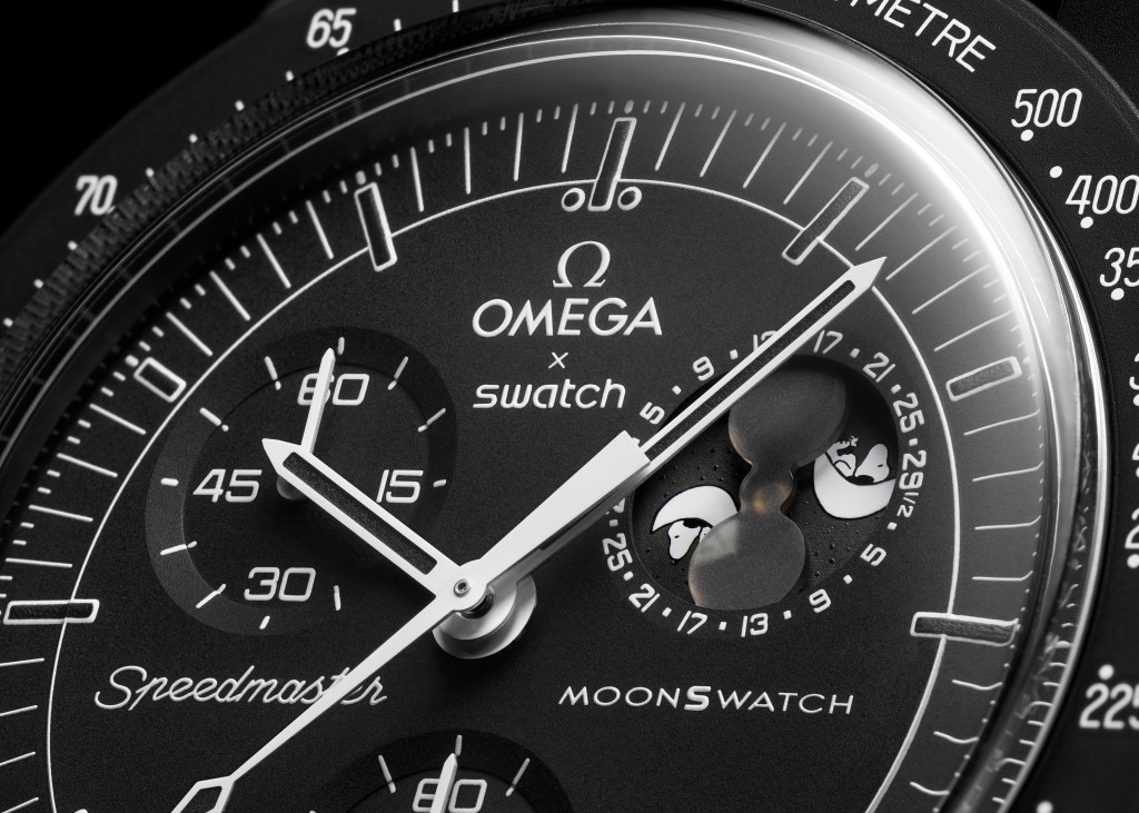 snoopy-lands-on-swatch-and-omega’s-latest-release-of-the-black moonswatch