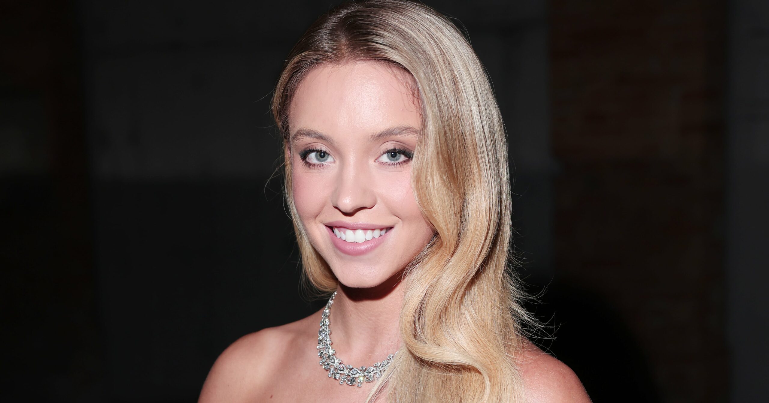 no,-sydney-sweeney’s-natural-hair-color-isn’t-blond