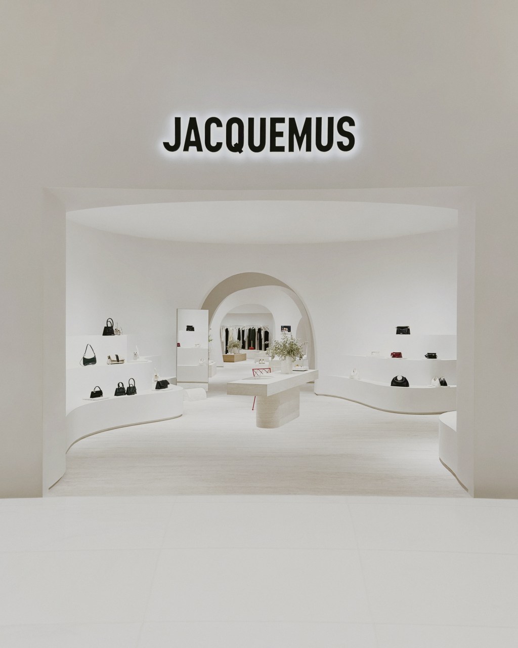 jacquemus-plants-its-flag-in-the-middle-east-with-new store