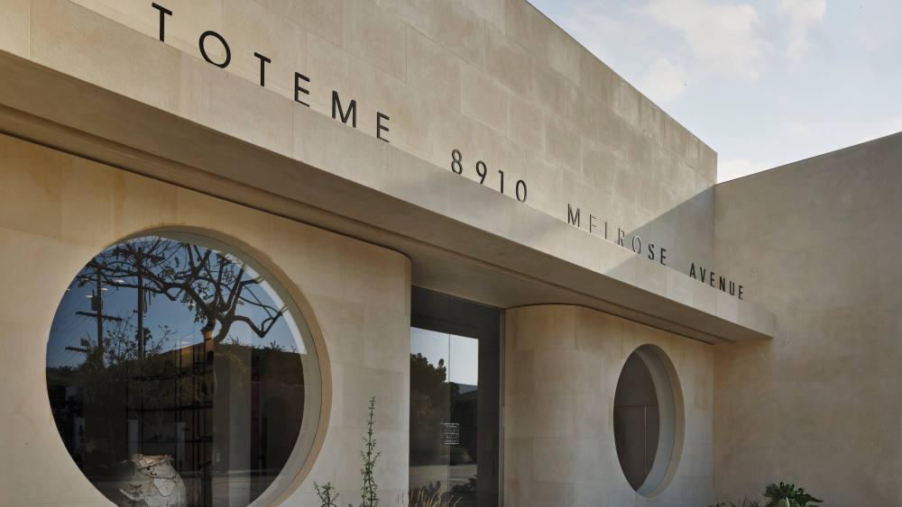 quiet-luxury-brand-toteme-arrives-in-la.-with-swedish-serene-meets-art-moderne flagship