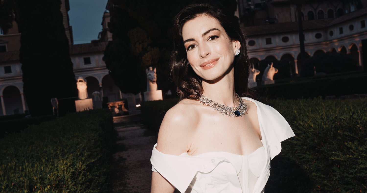 anne-hathaway’s-viral-gap-dress-is-available-for-preorder