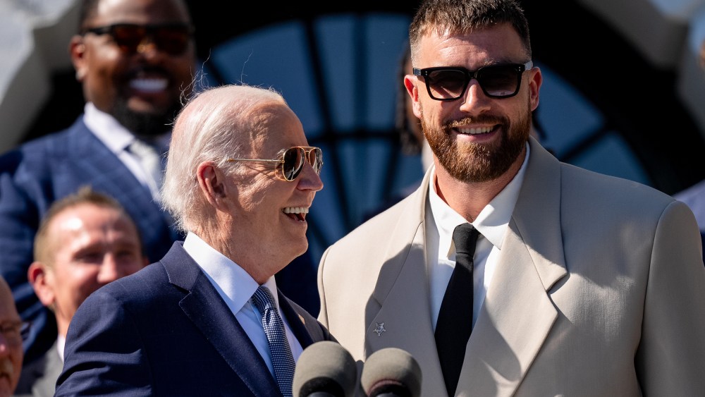 travis-kelce-suits-up-at-white-house-in-fear-of-god’s-boxy-blazer-and-tapered-pants-for-joe-biden’s-kansas-city-chiefs celebration