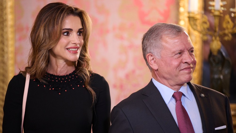 queen-rania-of-jordan-sparkles-in-the-arabic-script-tiara-for-new-portrait-celebrating-king-abdullah-ii’s-silver jubilee