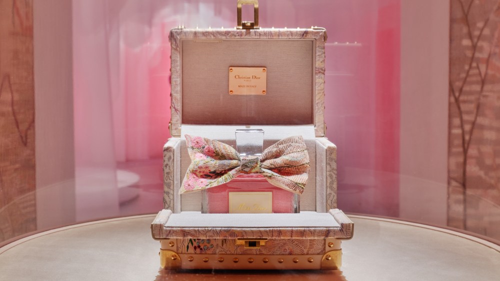 ‘miss-dior,-stories-of-a-miss’-exhibit-in-tokyo-traces-the-iconic-scent’s heritage