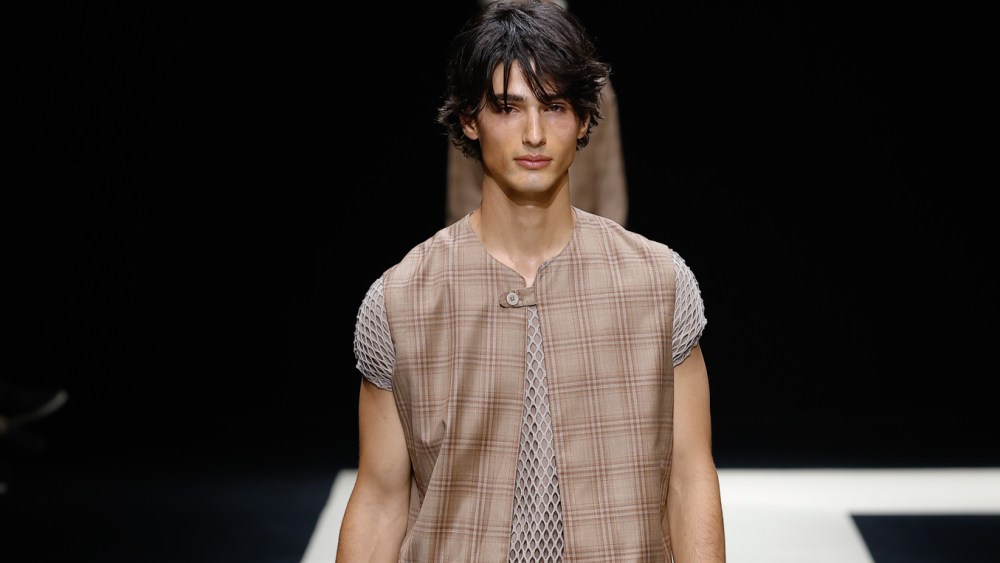 emporio-armani-spring-2025-men’s:-a-bearable-lightness-of wearing