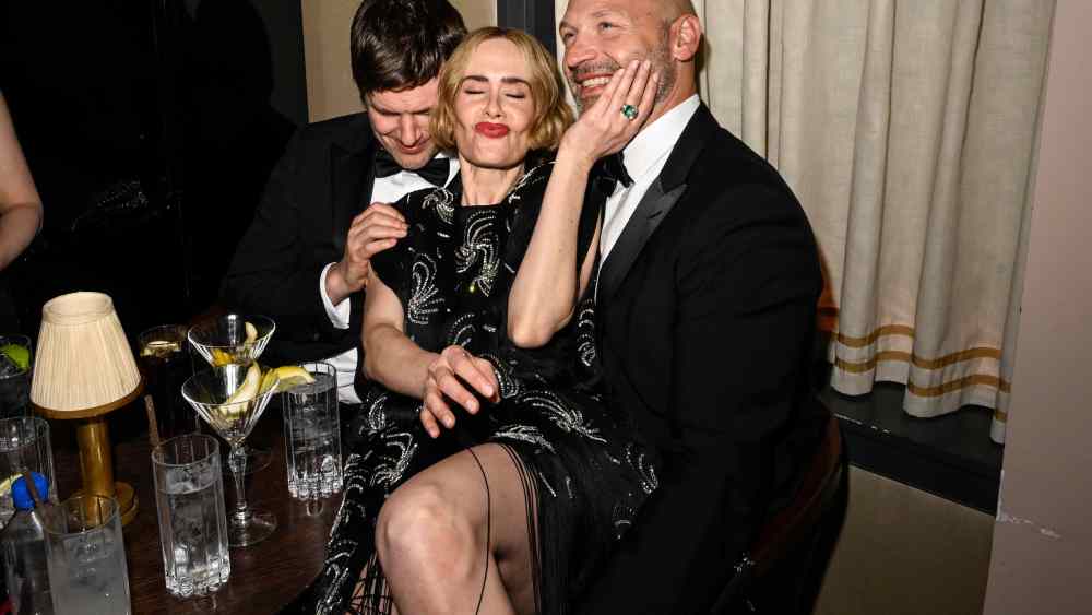 sarah-paulson,-elle-fanning,-leslie-odom-jr.-and-more-hit-pebble-bar-for-tonys-after party