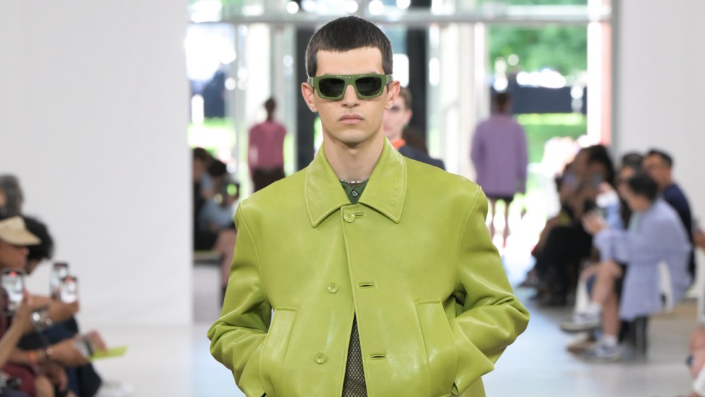 gucci-men’s-spring-2025:-surf’s-up,-along-with-waves-of-bold color