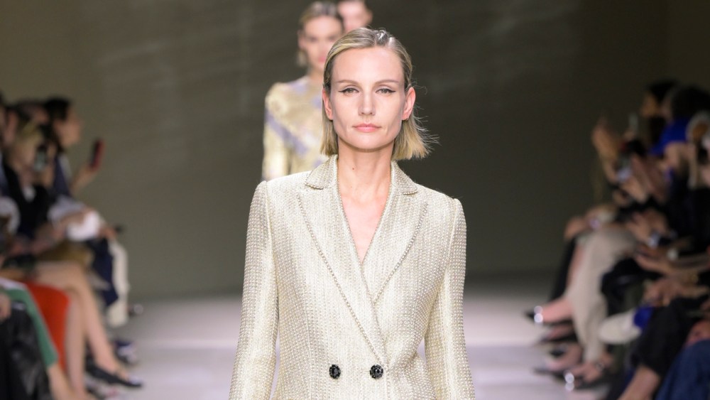 giorgio-armani-prive-fall-2024-couture:-girl-with-a-pearl everything