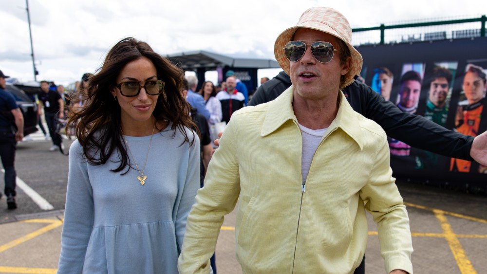 brad-pitt-and-girlfriend-ines-de-ramon-coordinate-in-pastel-colors-for-f1-british-grand prix