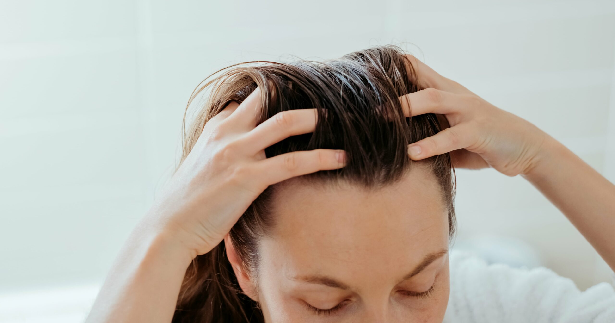 your-ultimate-guide-to-dealing-with-dandruff,-according-to-the-pros