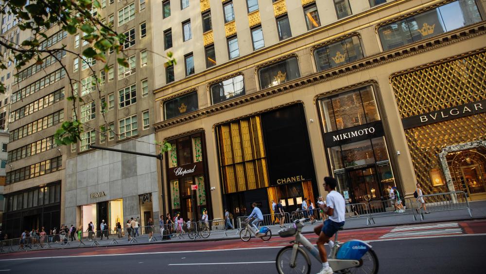 a-flurry-of-investments-elevate-the-status-of-fifth-avenue-as-the-ritzy-thoroughfare-turns 200