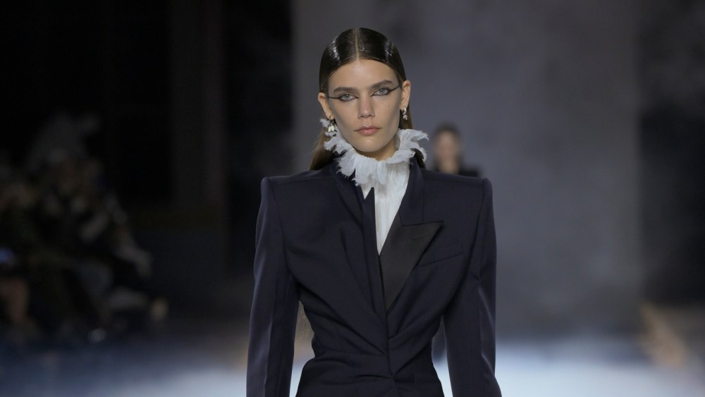 alexander-mcqueen-spring-2025-ready-to-wear:-we’re-back-in business