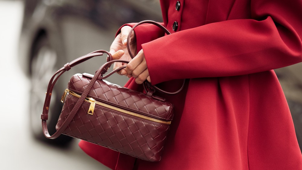 the-12-best-designer-red-bags-that-make-any-outfit-look-expensive-and-effortlessly elegant