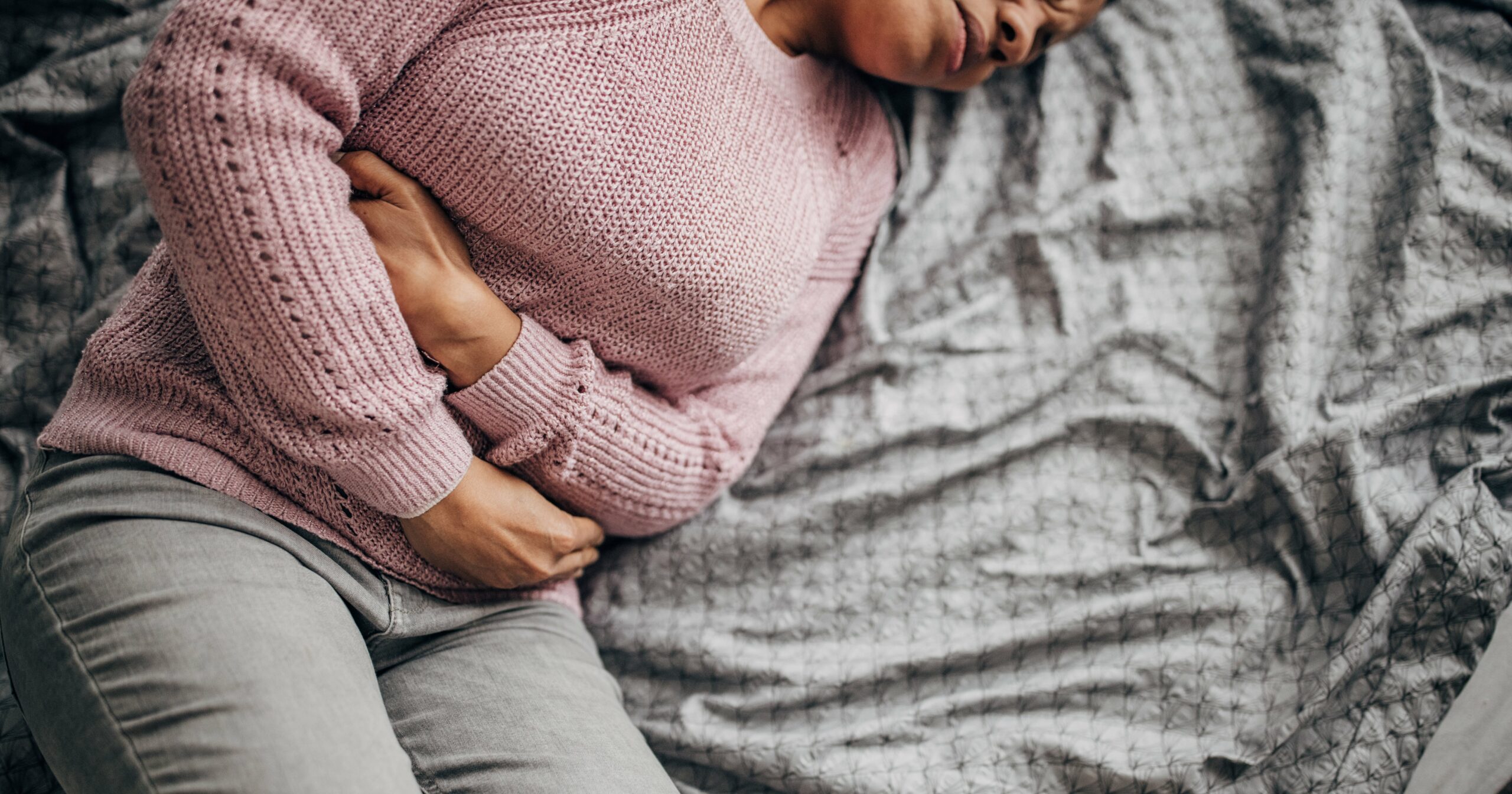 why-your-period-is-stopping-and-starting,-according-to-ob-gyns