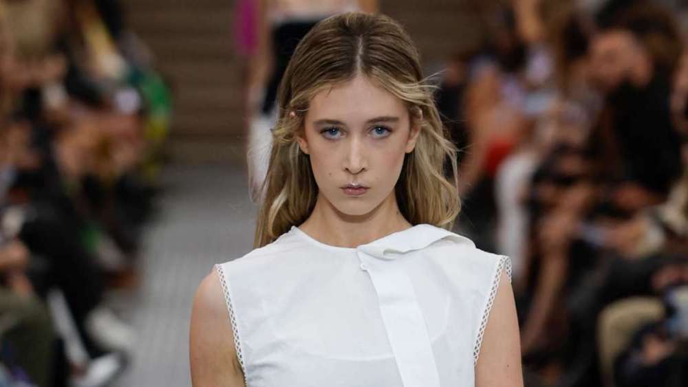 nicole-kidman’s-daughter-sunday-rose-makes-her-runway-modeling-debut-at-miu-miu’s-spring-2025-show-at-paris-fashion week