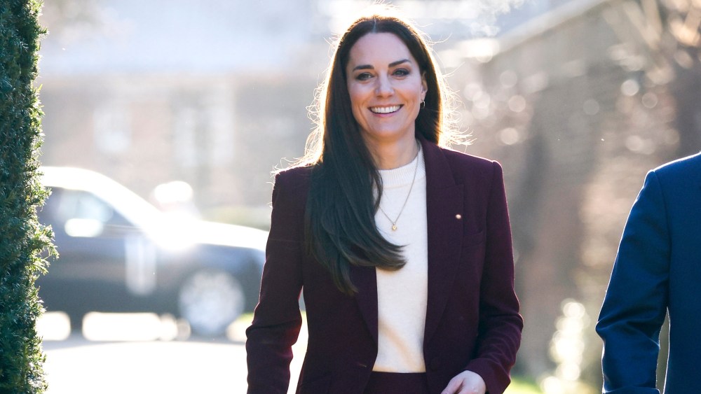 kate-middleton-suits-up-in-roland-mouret-for-meeting-with-inspiring-young-photographer-battling cancer