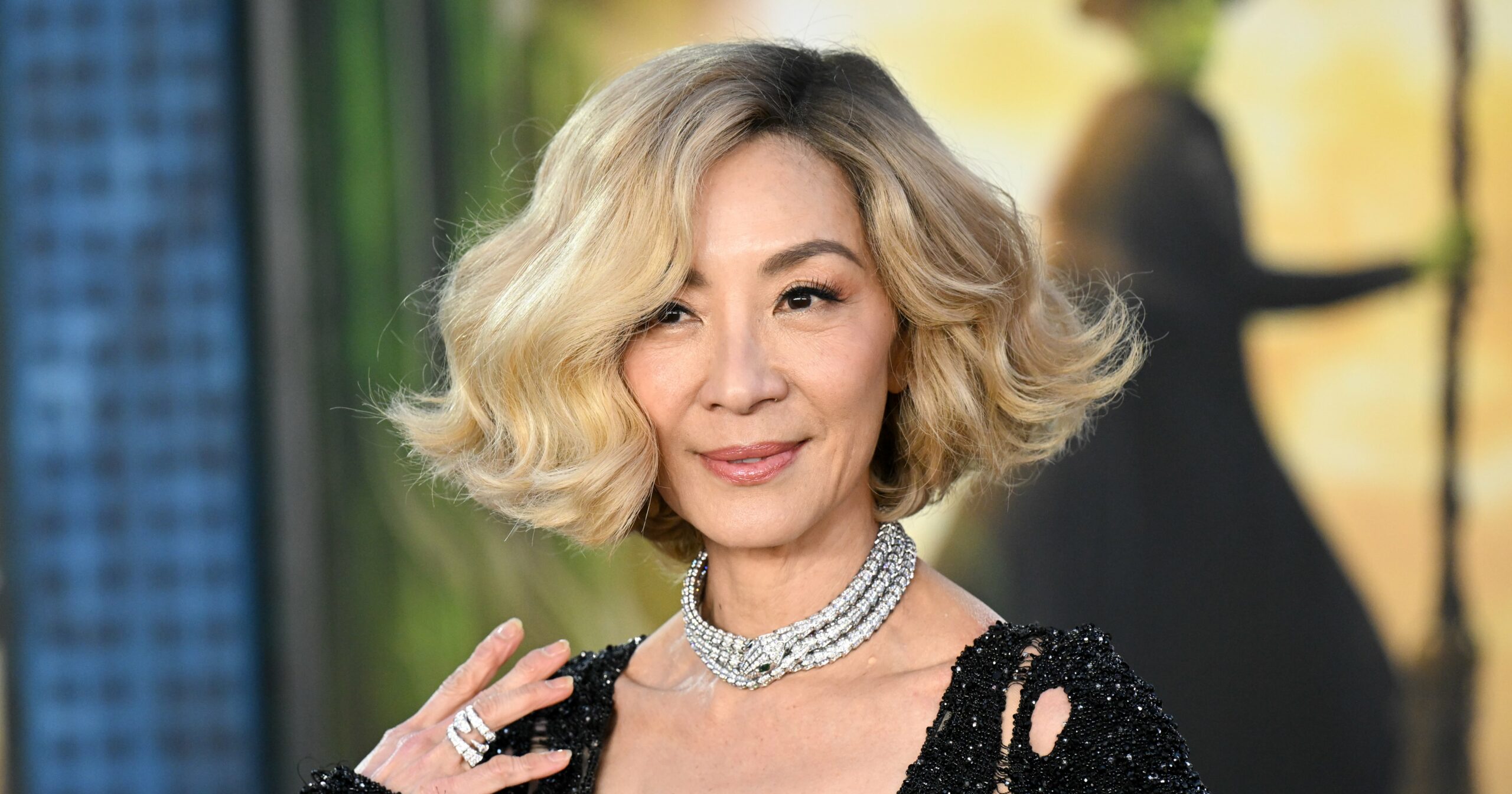 michelle-yeoh’s-new-“syrup-blond”-bob-has-fans-doing-a-double-take