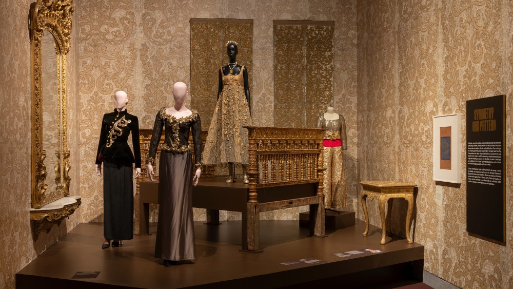 from-dior-to-balenciaga,-mcfadden-to-galliano,-fashion-stars-in-new-‘solid-gold’ exhibition